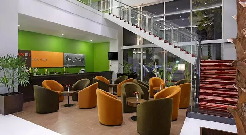 בית מלון כפרי Santika Palu