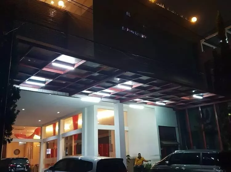 Отель Scarlet Kebon Kawung