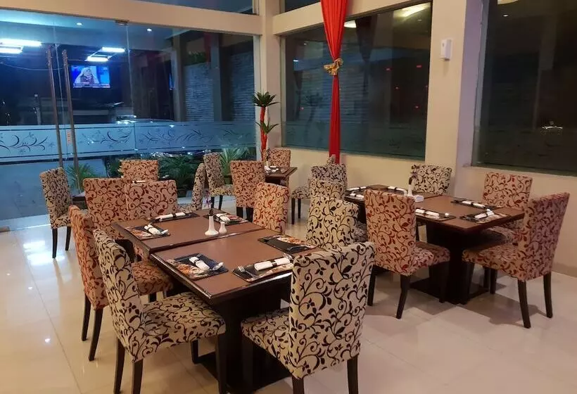 Отель Scarlet Kebon Kawung