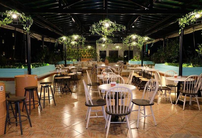 Отель Stone House Quezon City