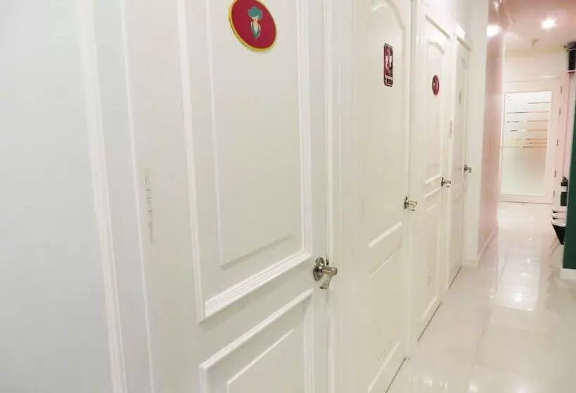 Hotel Townhouse Oak Vip Suites