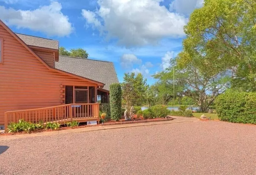Aamiaismajoitus (B&B) Cabin On The Lake