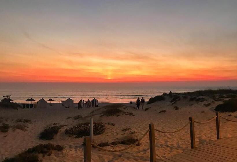 تختخواب و صبحانه The Far End Surf House   Breakfast Included Eco Surf Villa  5 Km From Beach