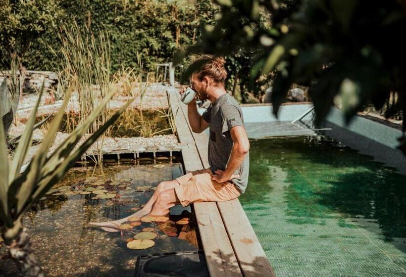 تختخواب و صبحانه The Far End Surf House   Breakfast Included Eco Surf Villa  5 Km From Beach