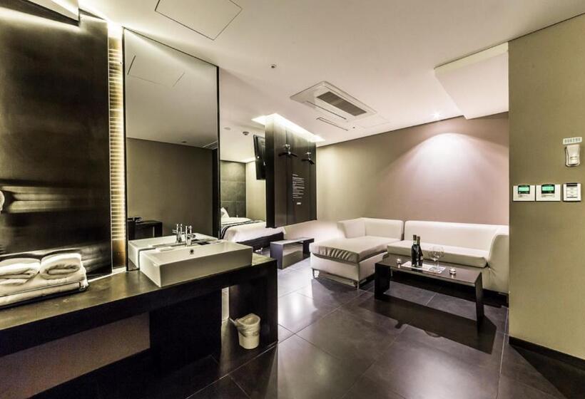 בית מלון כפרי Adlige