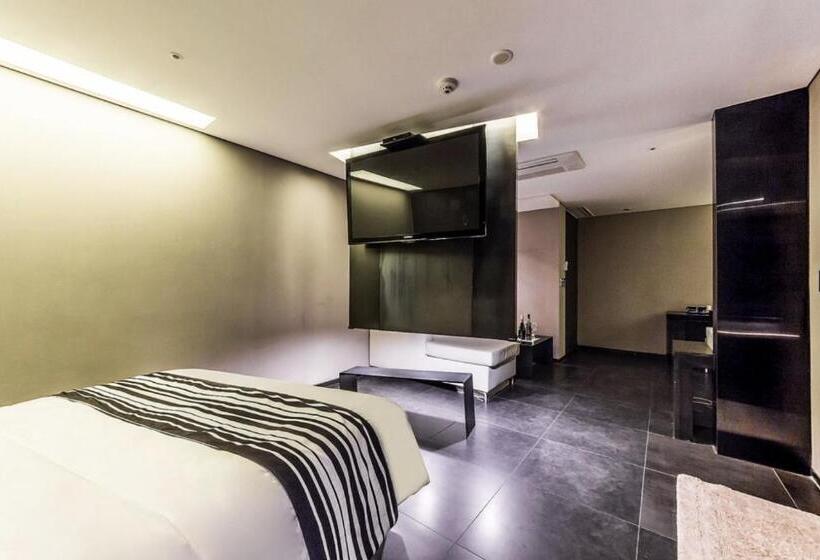 בית מלון כפרי Adlige