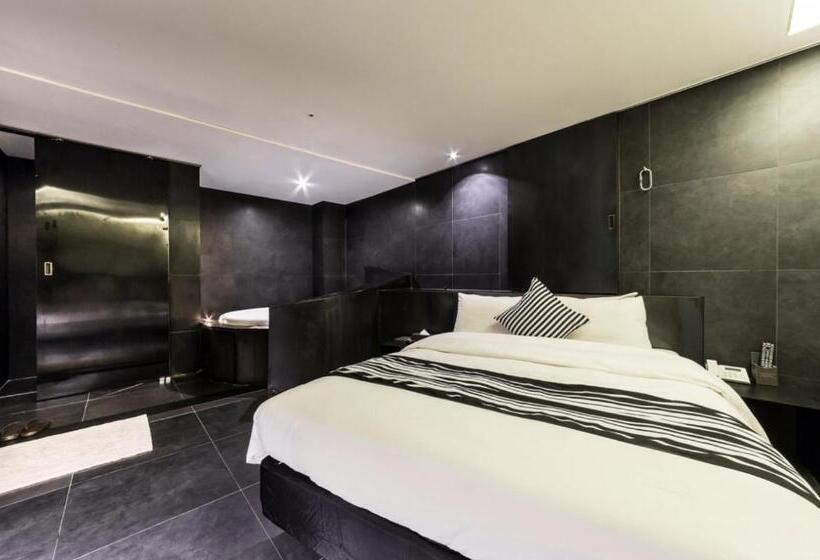 בית מלון כפרי Adlige