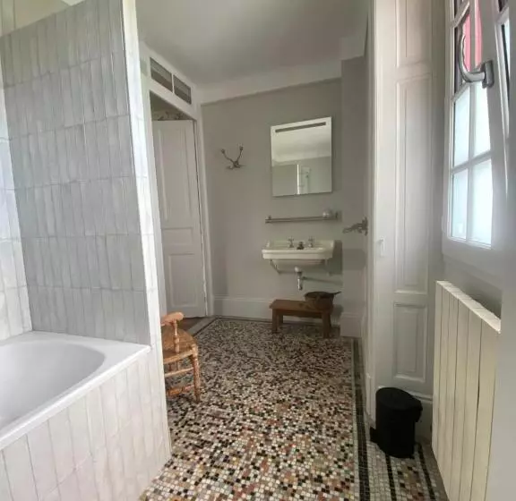 Aamiaismajoitus (B&B) Erlande Baïta