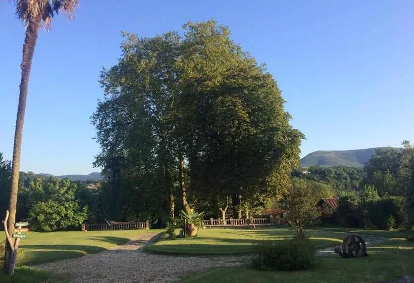 Aamiaismajoitus (B&B) Erlande Baïta