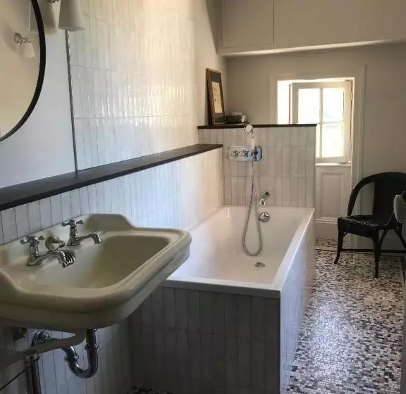 Aamiaismajoitus (B&B) Erlande Baïta