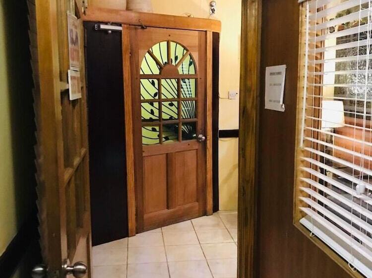 هاستل Seaview Inn