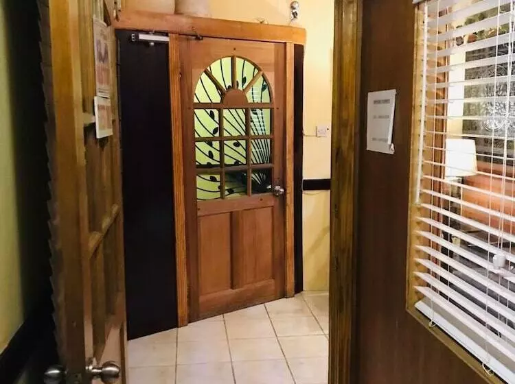 هاستل Seaview Inn