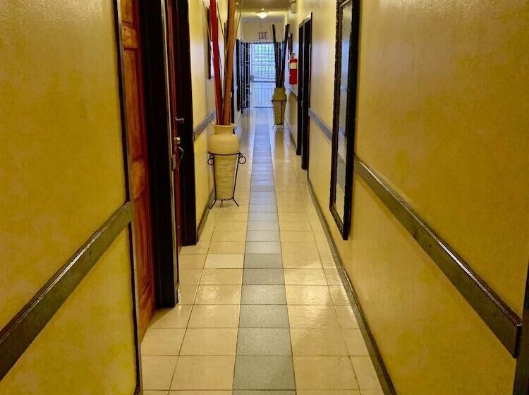 هاستل Seaview Inn