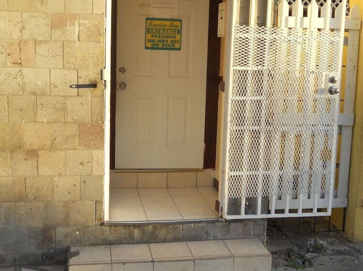 هاستل Seaview Inn