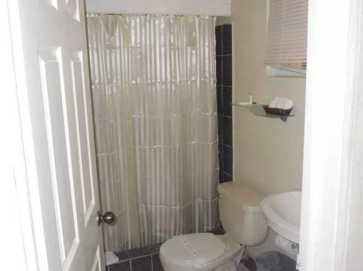 هاستل Seaview Inn