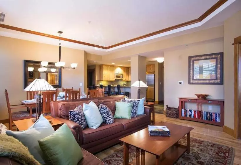 Отель Iron Horse Lodge