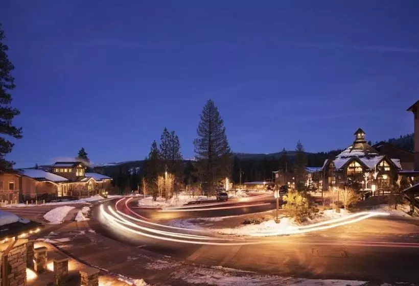 Отель Iron Horse Lodge