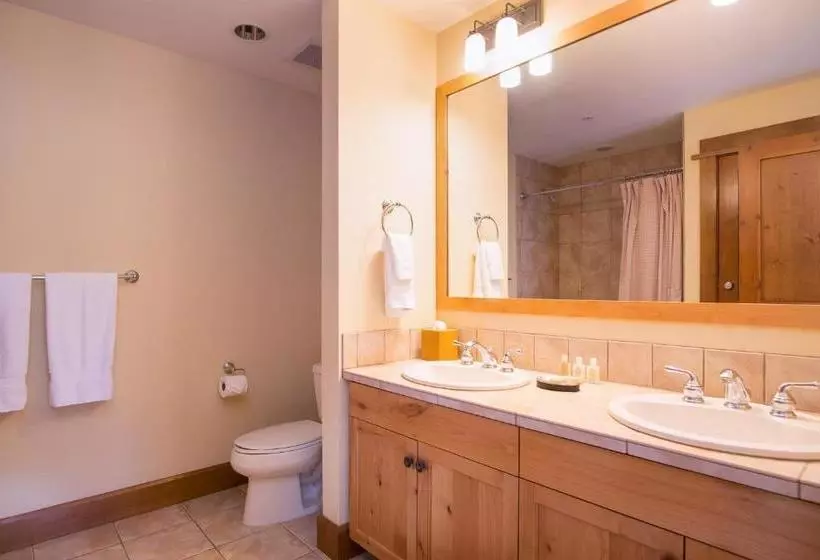 Отель Iron Horse Lodge