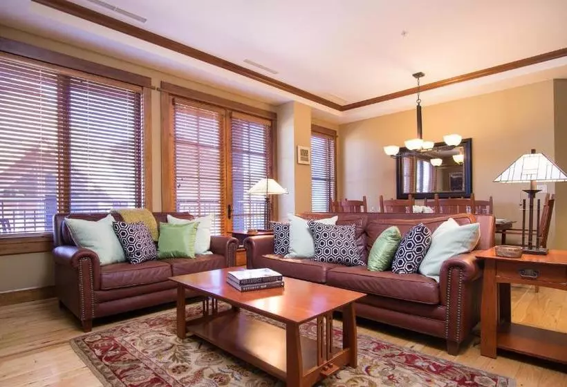 Отель Iron Horse Lodge