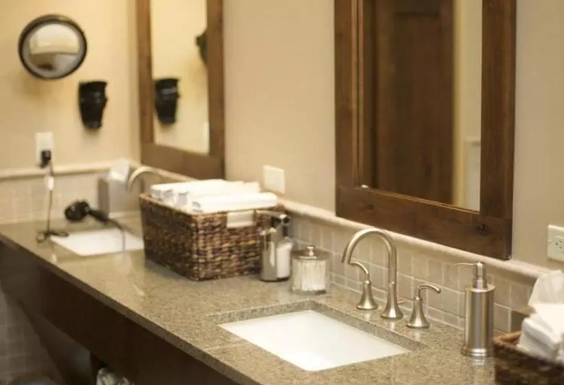 Отель Iron Horse Lodge