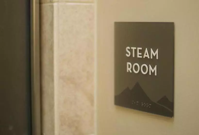 Отель Iron Horse Lodge