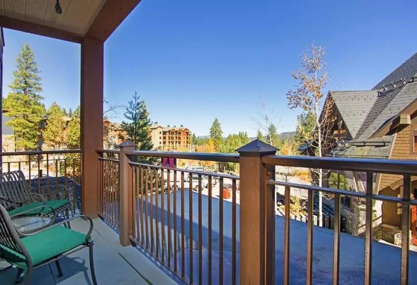 Отель Iron Horse Lodge