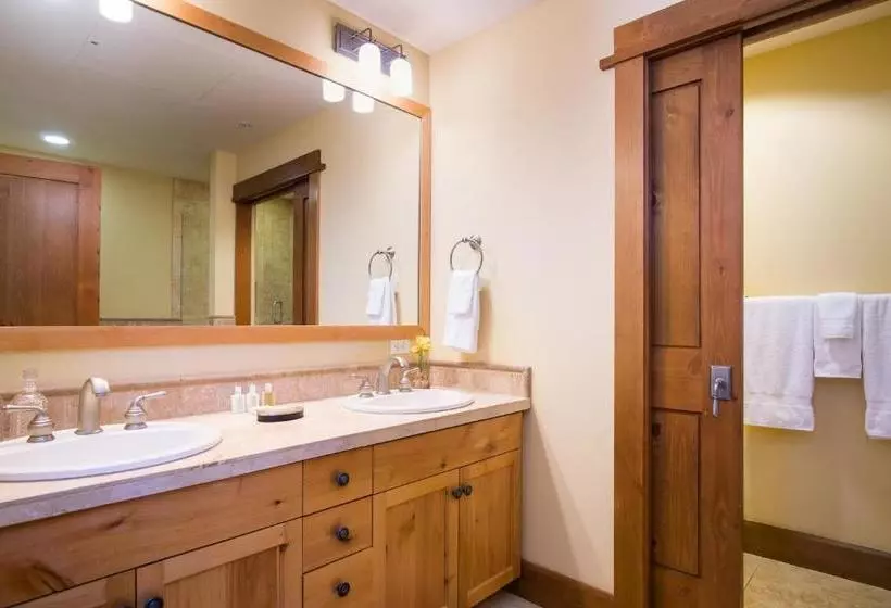 Отель Iron Horse Lodge