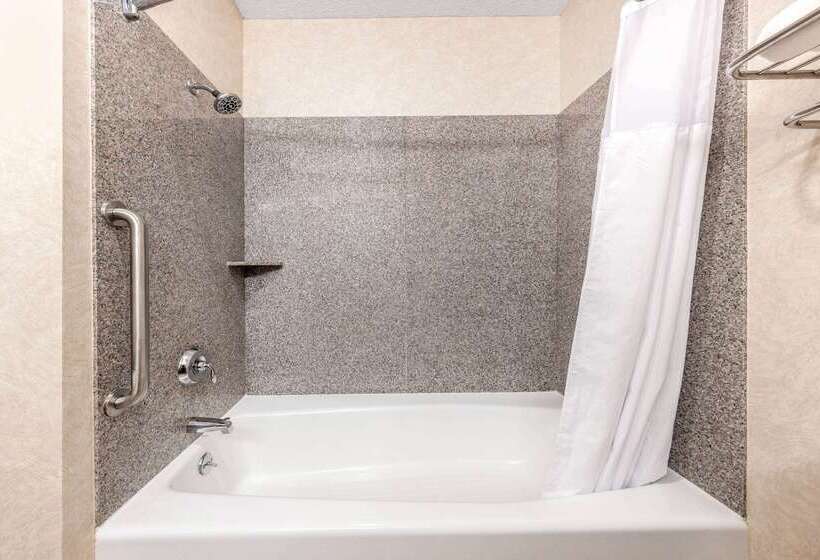 Hotel Baymont By Wyndham Pratt