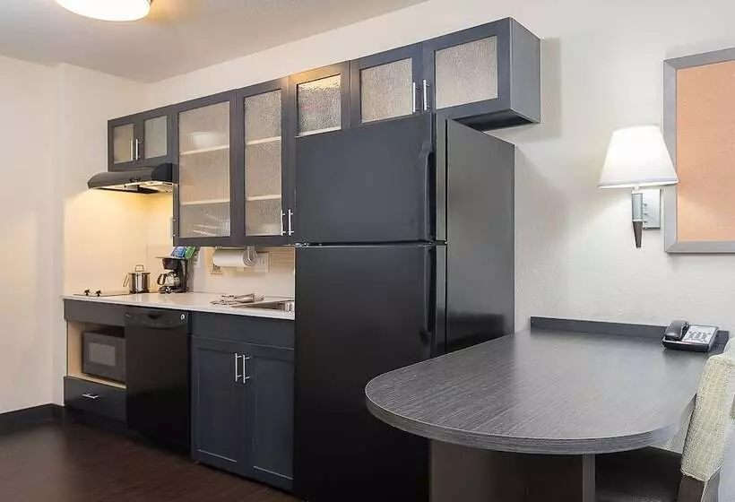 هتل Candlewood Suites Bloomington, An Ihg