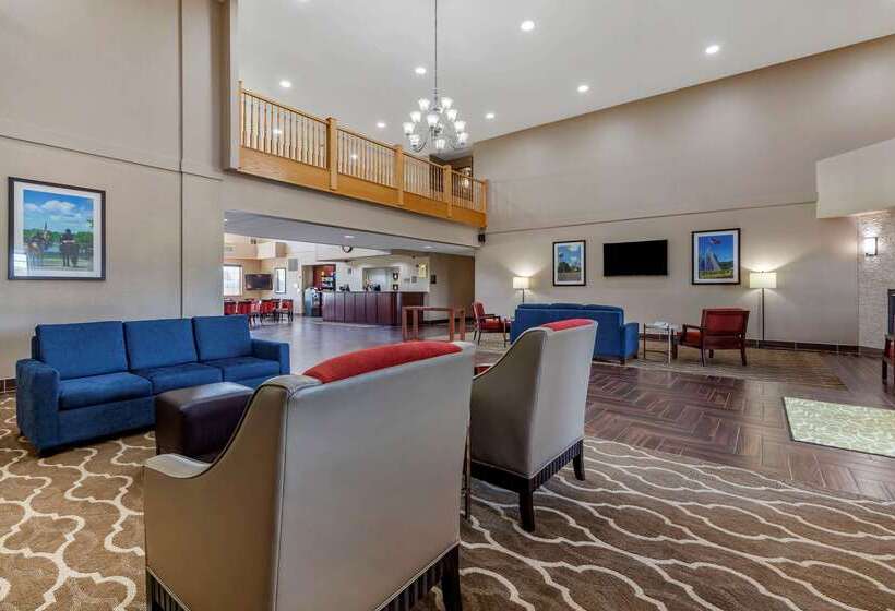Отель Comfort Suites Delavan Lake Geneva Area