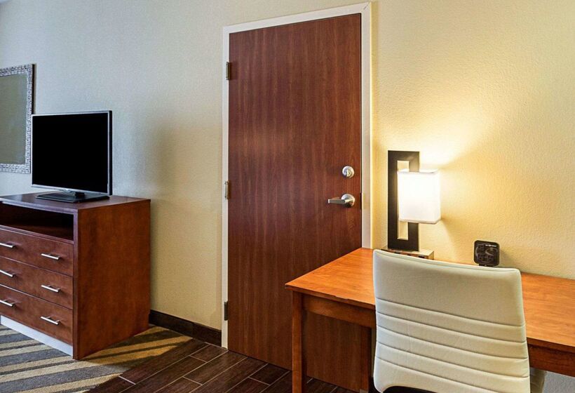 فندق Comfort Suites Near Tanger Outlet Mall