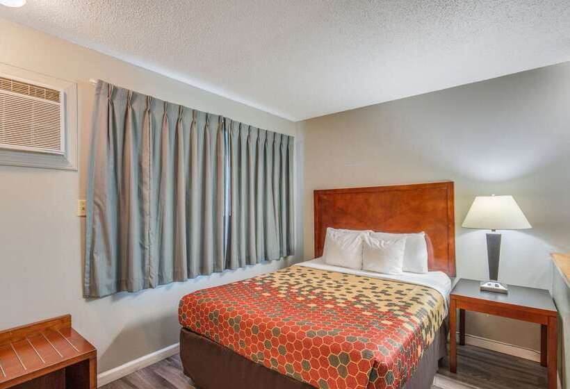 فندق Econo Lodge Inn & Suites