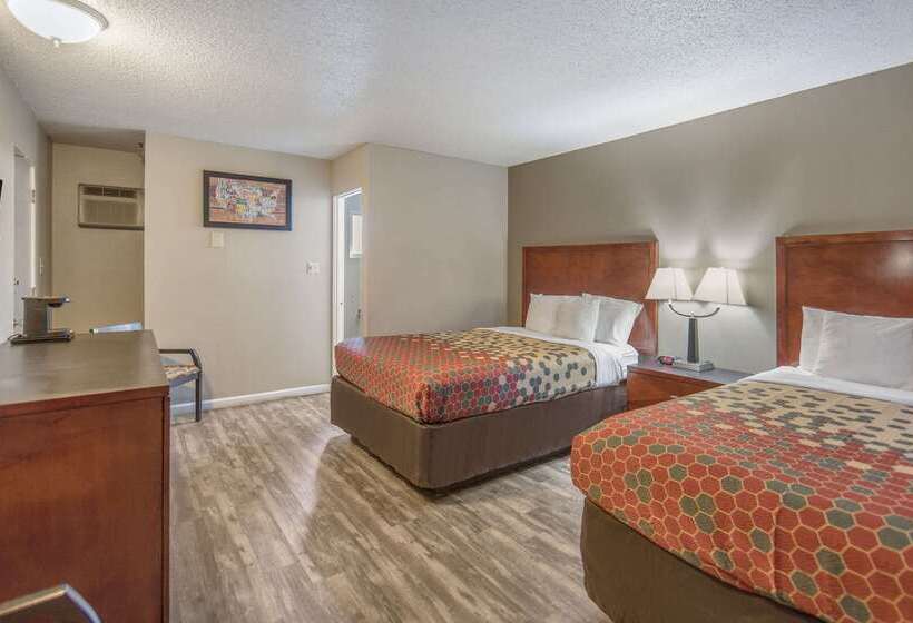 فندق Econo Lodge Inn & Suites