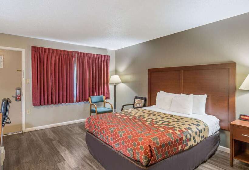 فندق Econo Lodge Inn & Suites