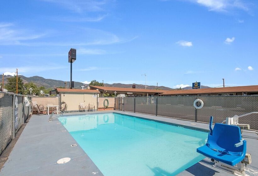 فندق Econo Lodge Inn & Suites