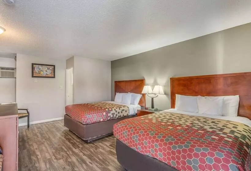 Отель Econo Lodge Inn & Suites