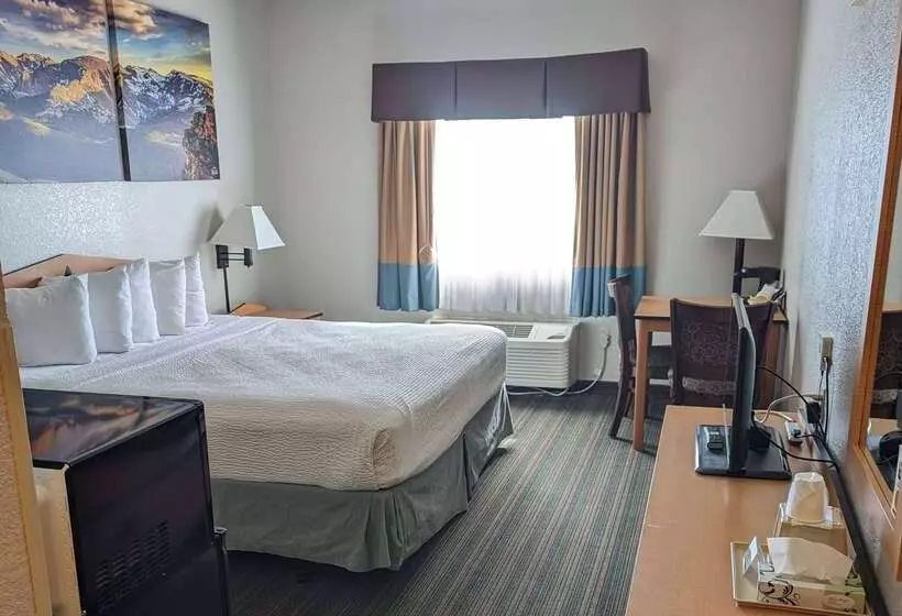 Отель Days Inn & Suites By Wyndham Castle Rock