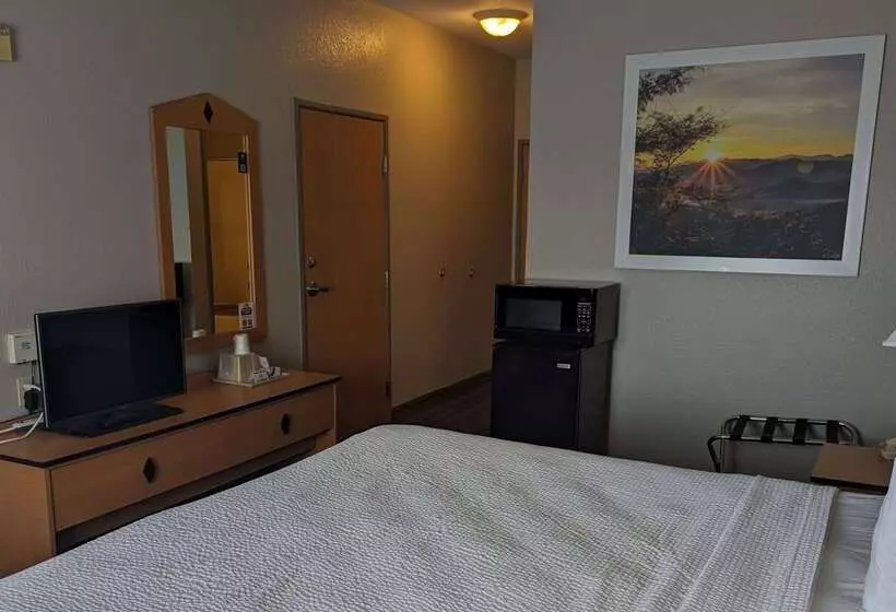 Отель Days Inn & Suites By Wyndham Castle Rock