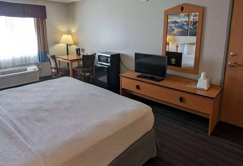 Отель Days Inn & Suites By Wyndham Castle Rock