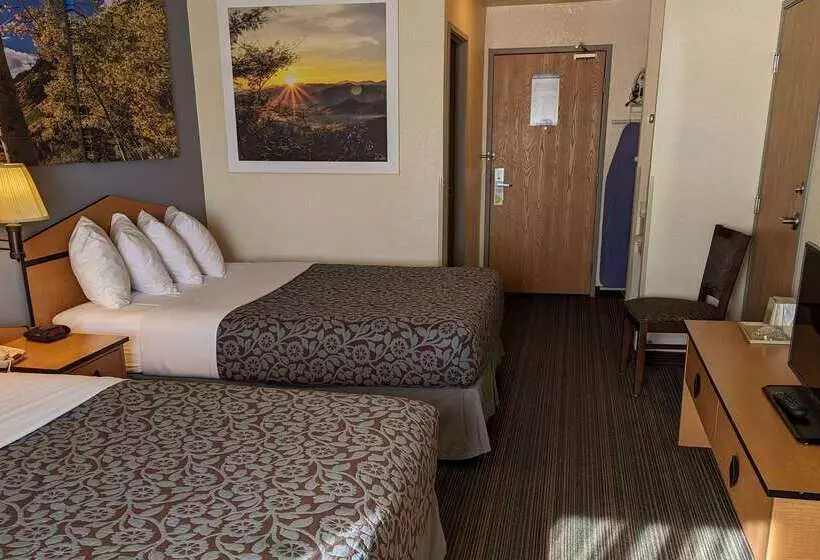 Отель Days Inn & Suites By Wyndham Castle Rock