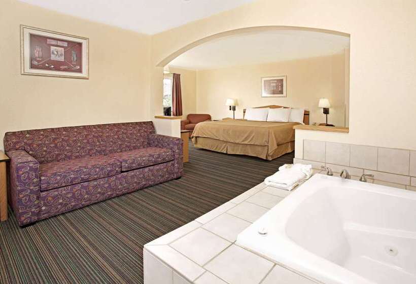 בית מלון כפרי Days Inn & Suites By Wyndham Castle Rock