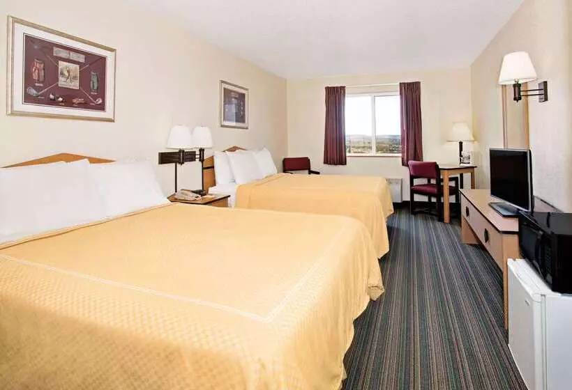 Отель Days Inn & Suites By Wyndham Castle Rock