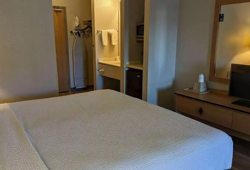 Отель Days Inn & Suites By Wyndham Castle Rock