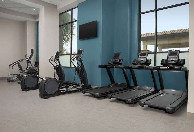 בית מלון כפרי Embassy Suites Springfield