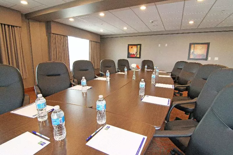 ホテル Holiday Inn Express And Suites Calgary University, An Ihg