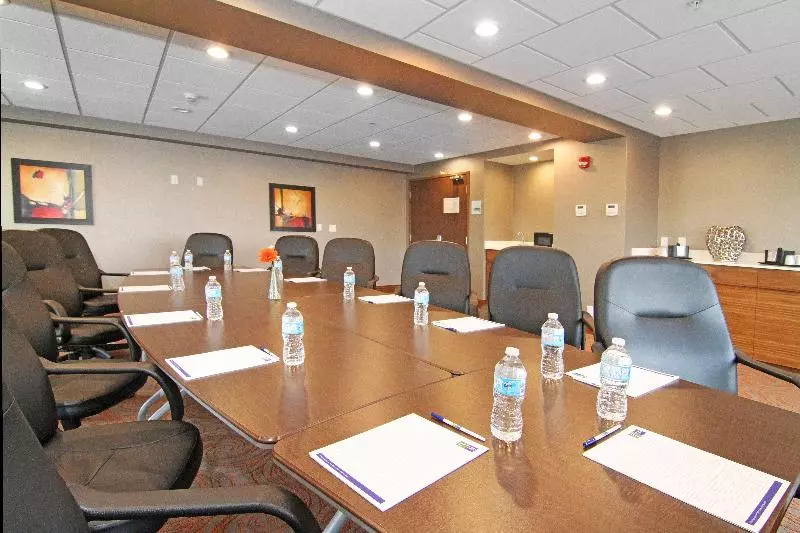 ホテル Holiday Inn Express And Suites Calgary University, An Ihg