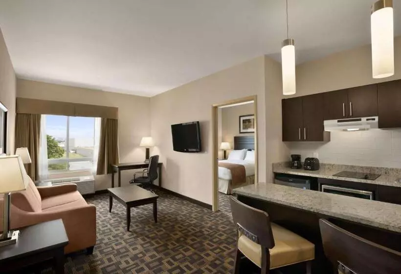 ホテル Days Inn & Suites By Wyndham Winnipeg Airport Manitoba