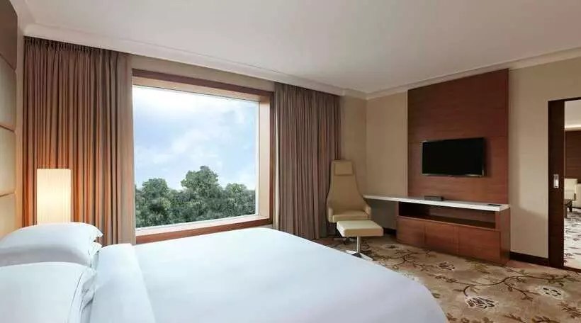 هتل Hilton Bangalore Embassy Golflinks