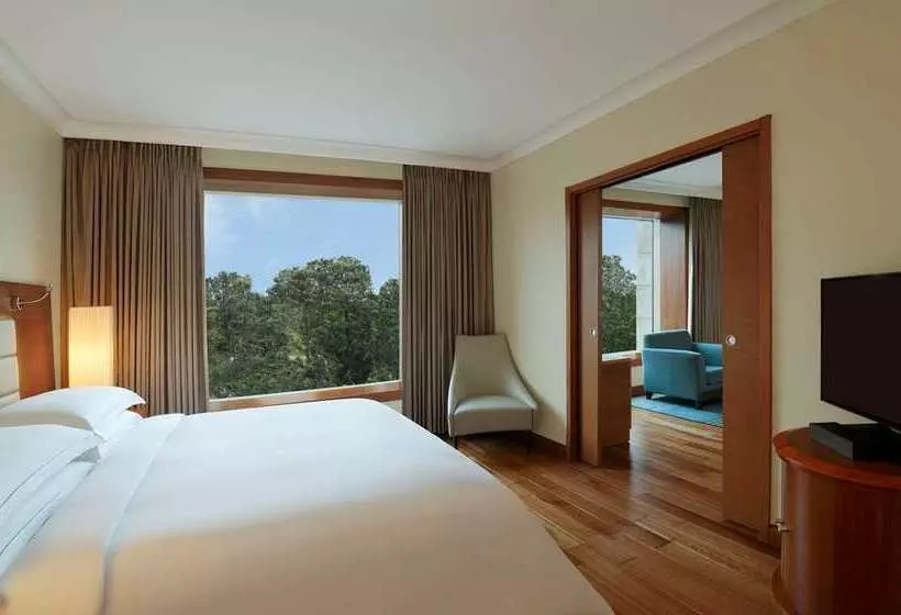 هتل Hilton Bangalore Embassy Golflinks