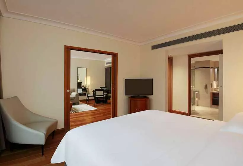 هتل Hilton Bangalore Embassy Golflinks